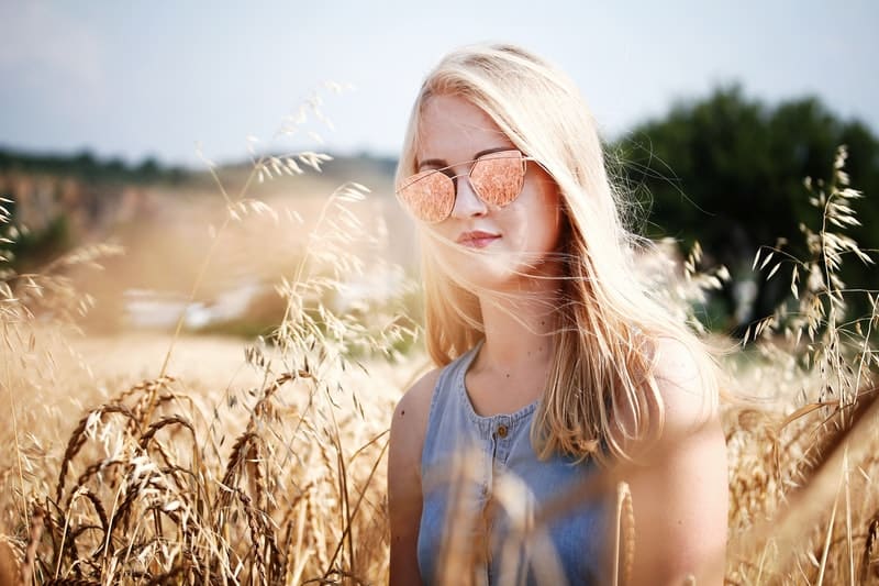 une femme aux cheveux blonds dans un champ de blé