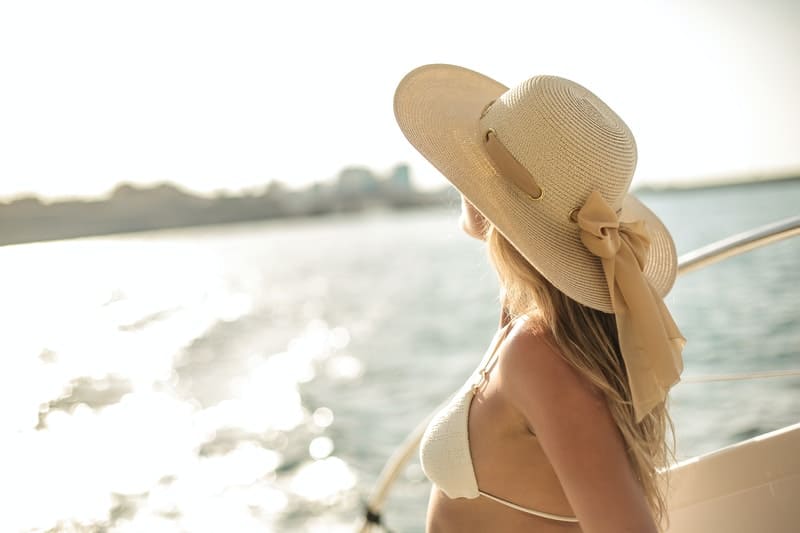 une femme avec un chapeau sur un bateau
