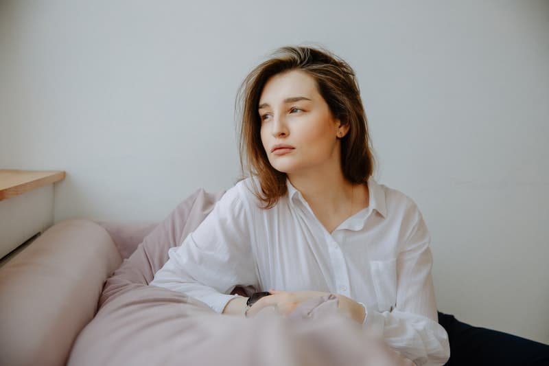 une femme imaginaire regardant par la fenêtre