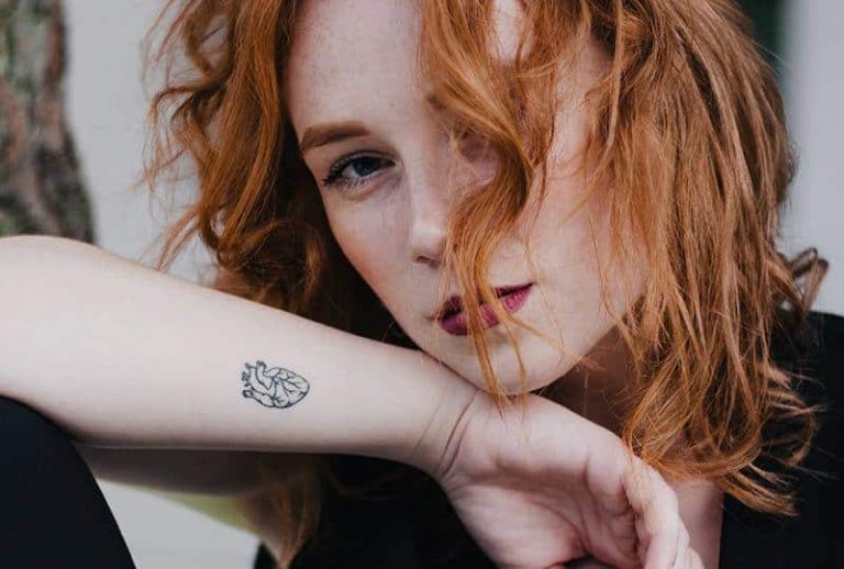 une femme aux cheveux roux