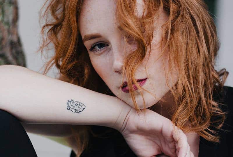 une femme aux cheveux roux
