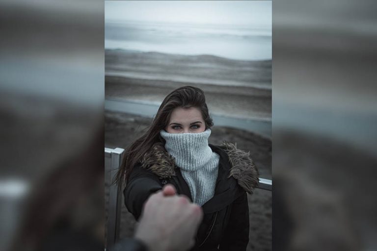 l'homme tient la main de la femme