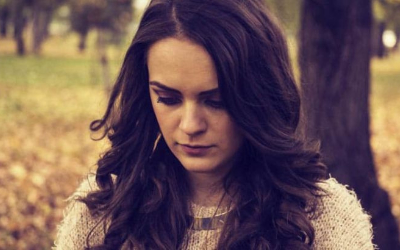 femme triste regardant son telephone