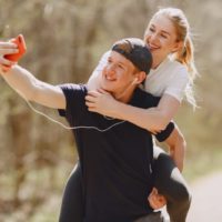 Un couple souriant s'offre un selfie