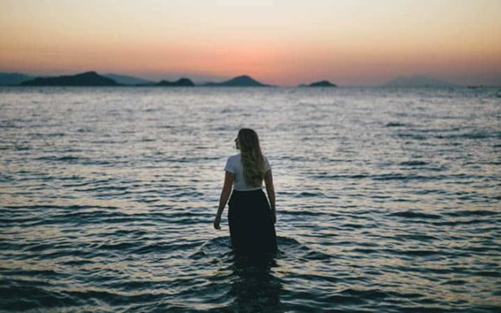 femme marchant dans la mer