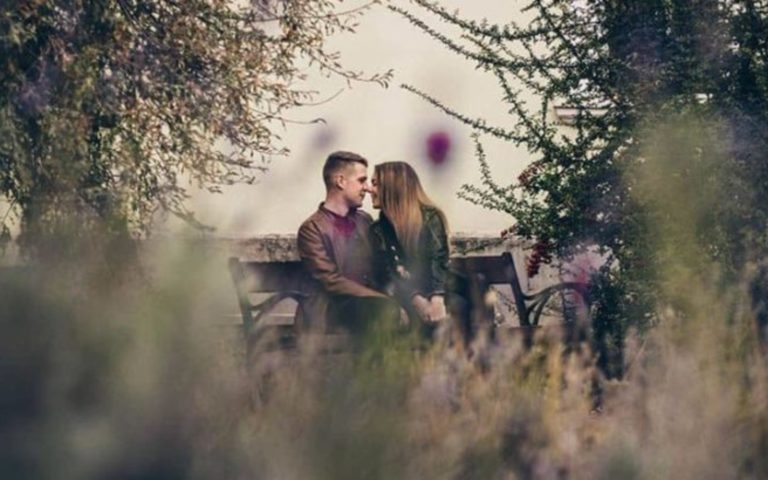 couple dans parc, seance banc, baisers