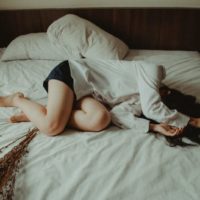 une femme triste est allongée sur le lit
