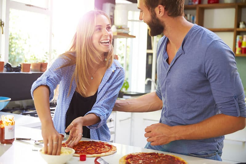 couple, confection, pizzas, dans, cuisine