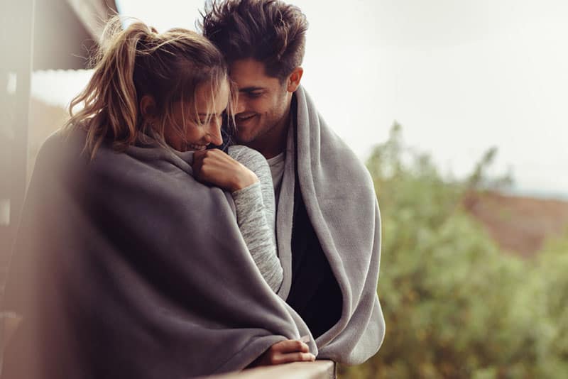 couple, câlins, devant, maison