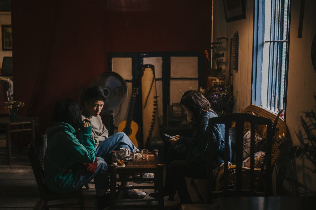deux filles s'asseoir et parler à un homme