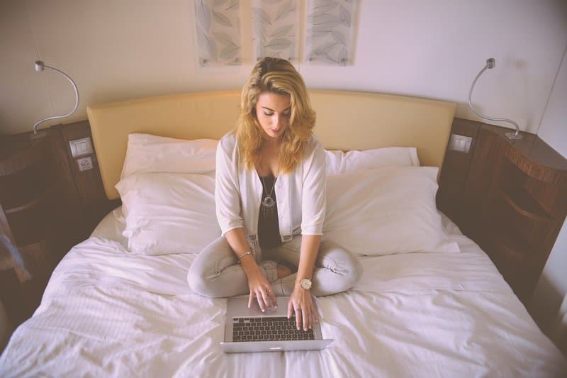 femme ordinateur portable lit