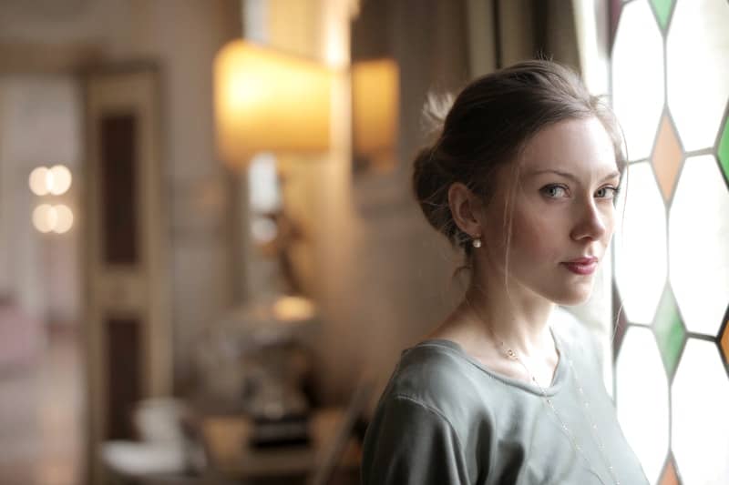 femme sérieuse, dans la maison