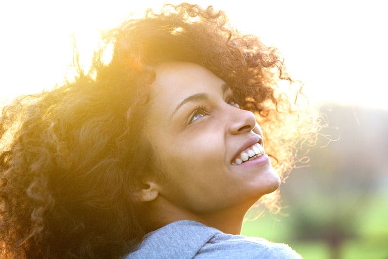 fille afro-américaine heureuse au soleil