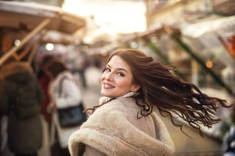 heureuse jeune femme regardant en arrière