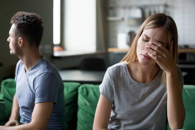 jeune couple ne se parle pas sur le canapé
