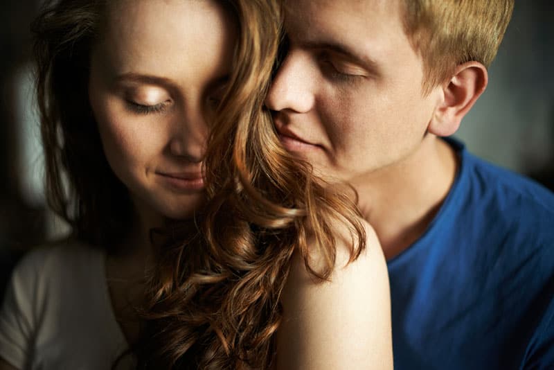 jeune couple, étreindre, et, baisers