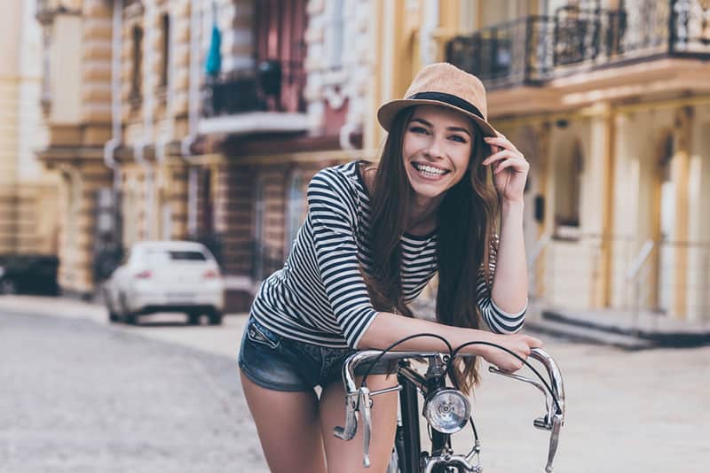 jeune femme, équitation, bicyclette, dans, rue