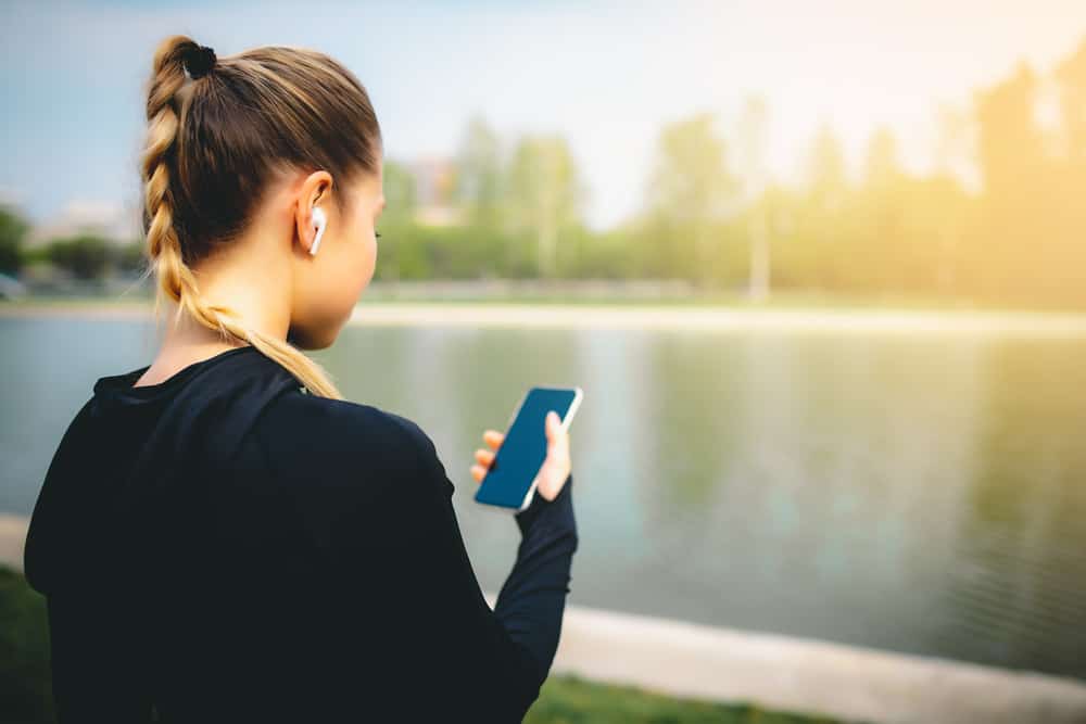 la femme tient le téléphone dans sa main