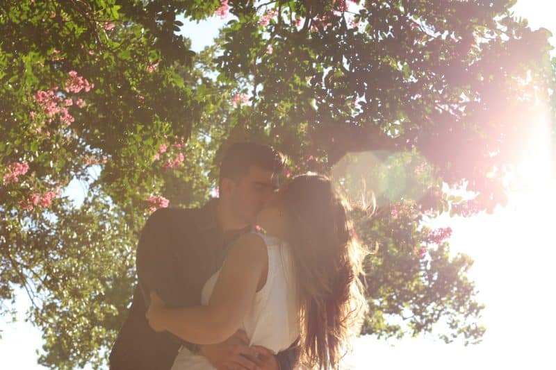 le couple s'embrassant sous un arbre