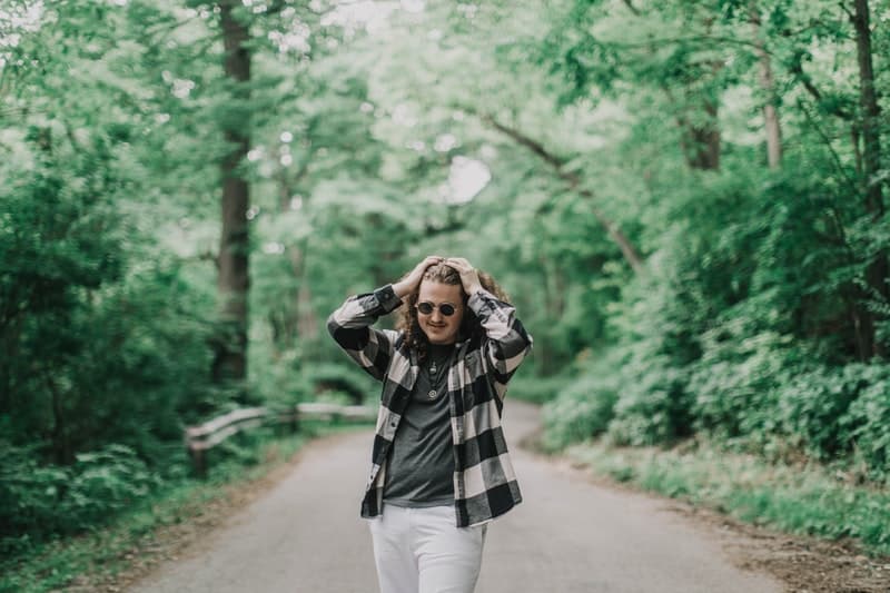 l'homme à lunettes sourit