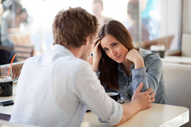 triste, jeune couple, dans, café, conversation