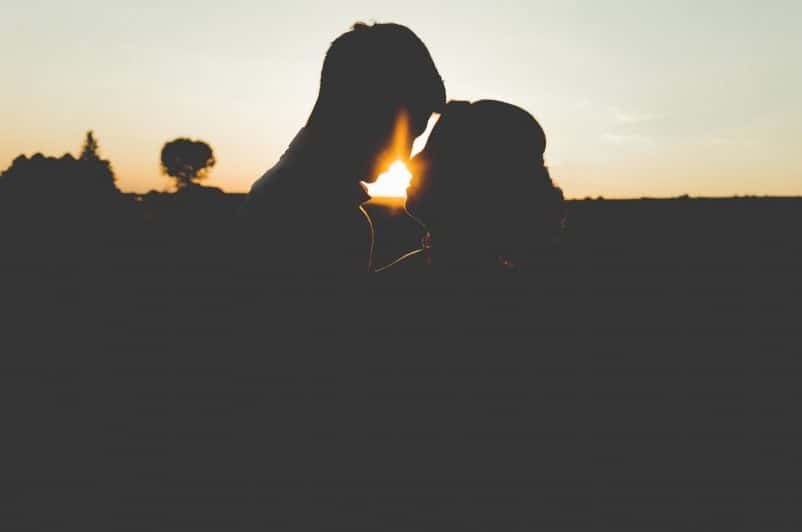 un couple amoureux au coucher du soleil