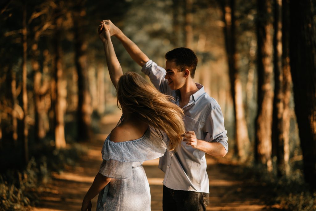 un homme dansant avec une femme