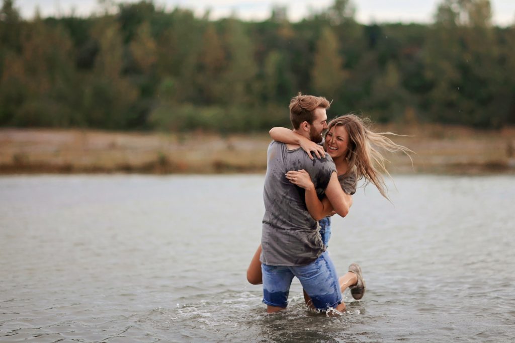 un homme et une femme s'embrassant dans la rivière