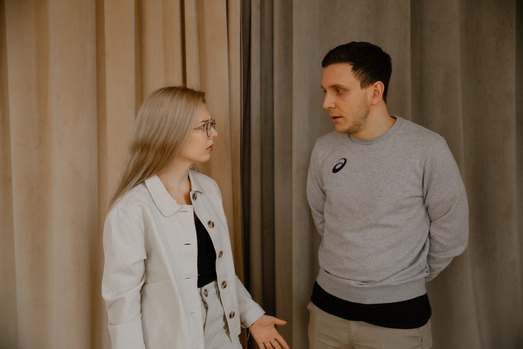 un homme parle à une femme