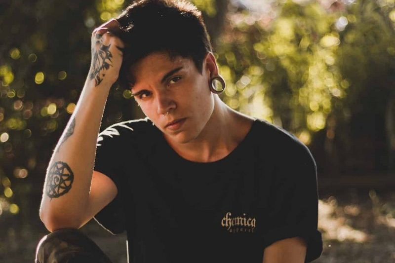 un homme sérieux est assis par terre