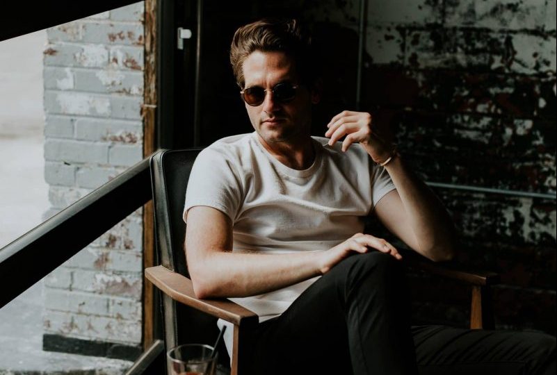 un homme à lunettes