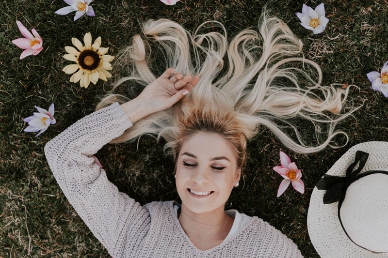une femme allongée sur l'herbe