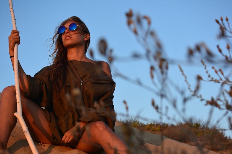 une femme avec un bâton à la main