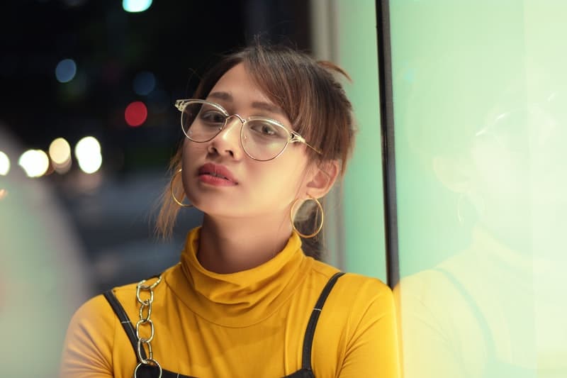 une femme déçue avec des lunettes