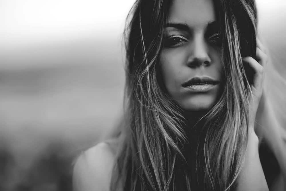 une femme imaginaire avec un chapeau sur la tête