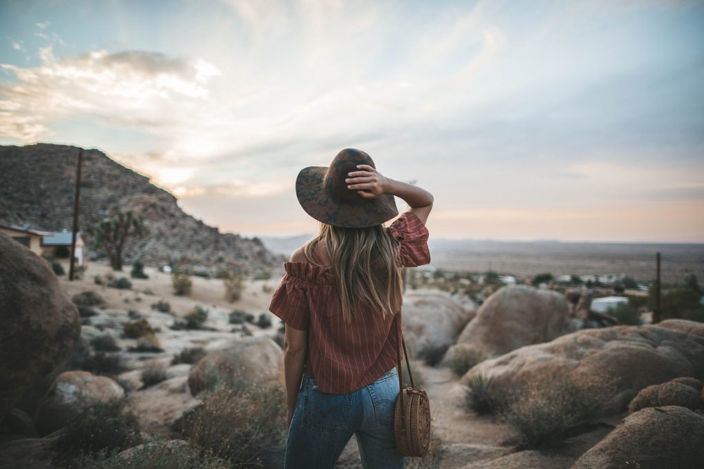 une femme marche dans le désert
