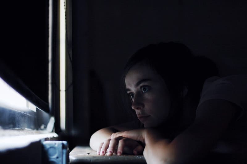 une femme regardant par la fenêtre