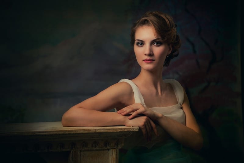 une femme sérieuse sappuyant sur une table