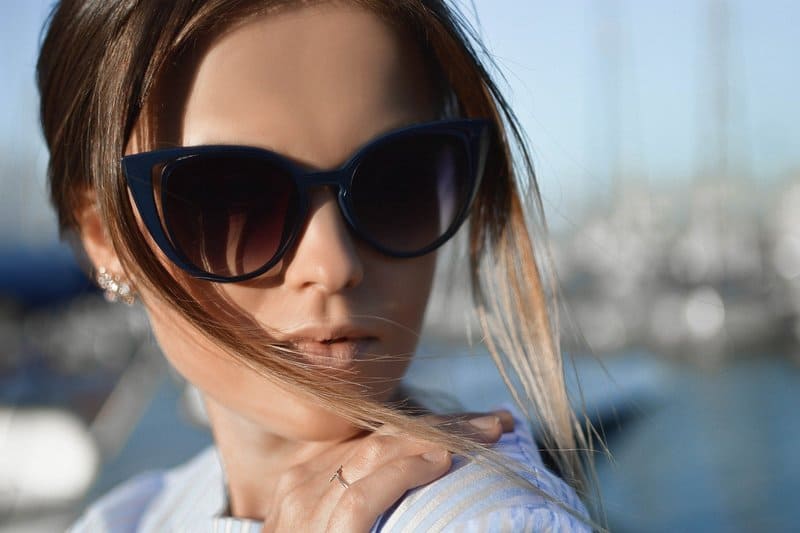 une femme sérieuse à lunettes