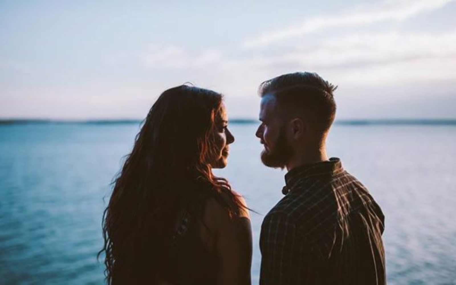 jeune couple au bord de locean