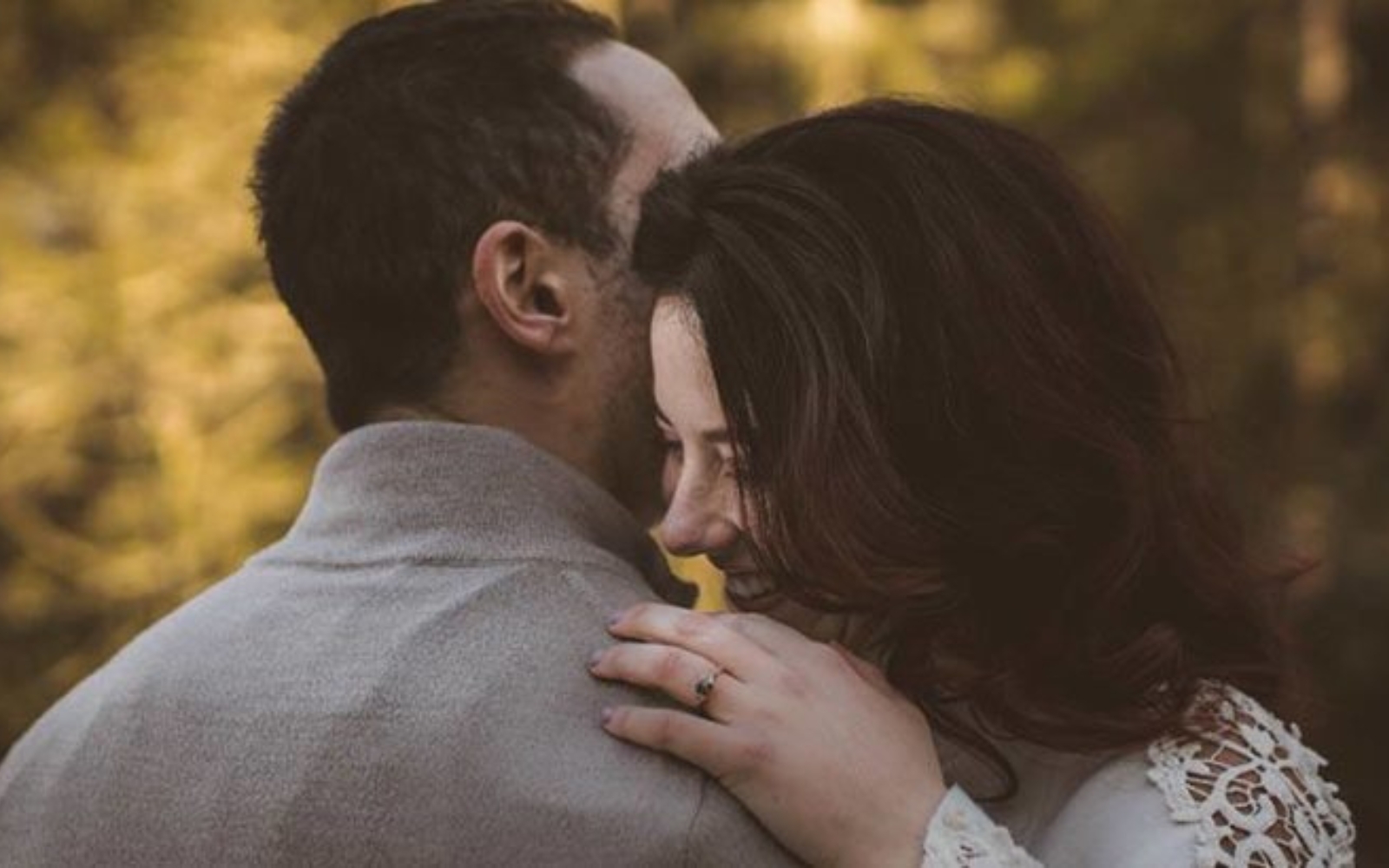 jeune couple, etreint, dans, nature