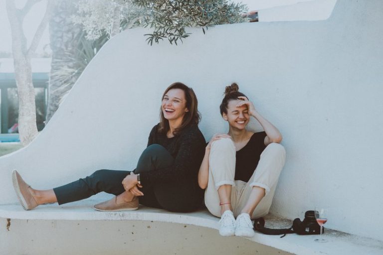 les deux femmes s'assoient et rient