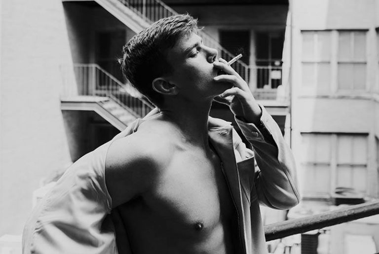 l'homme se lève et fume