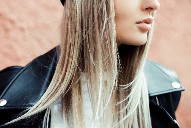 la femme blonde regarde ailleurs