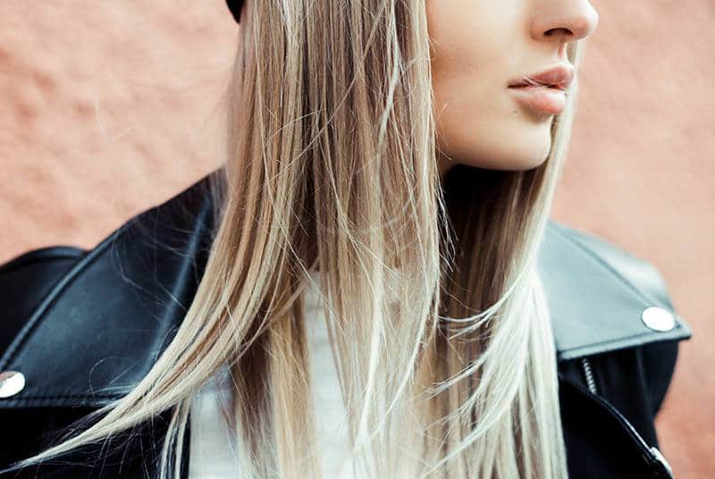 la femme blonde regarde ailleurs