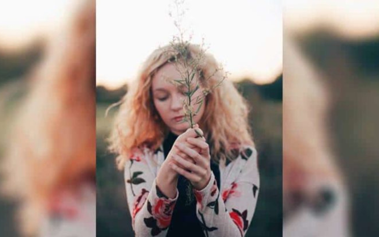 femme tenant une plante