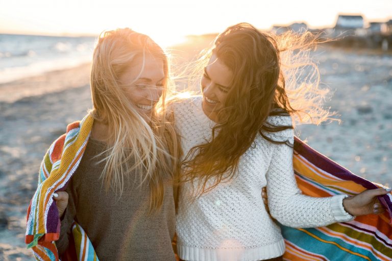 deux filles debout
