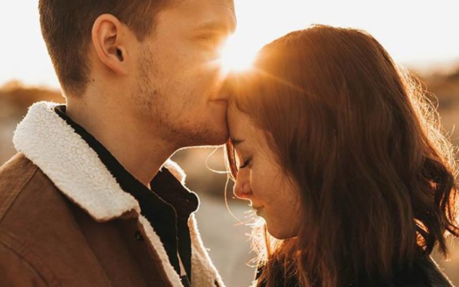 homme embrassant une femme sur le front