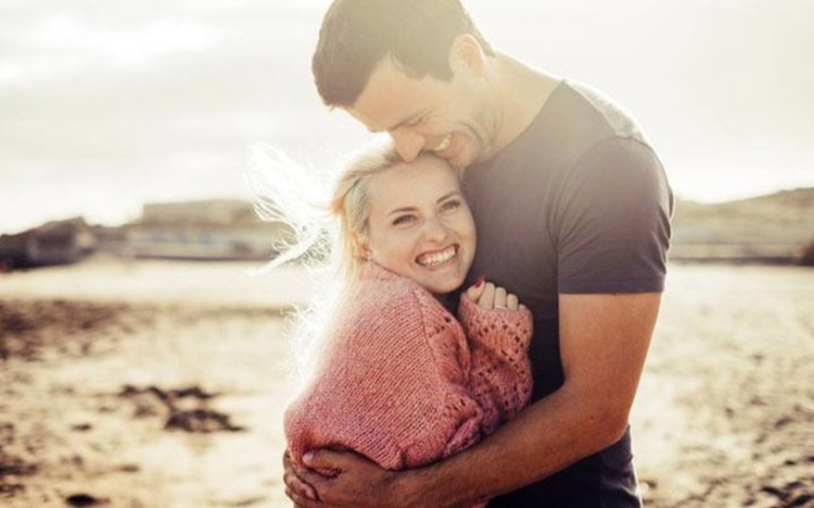 jeune couple, etreindre, plage