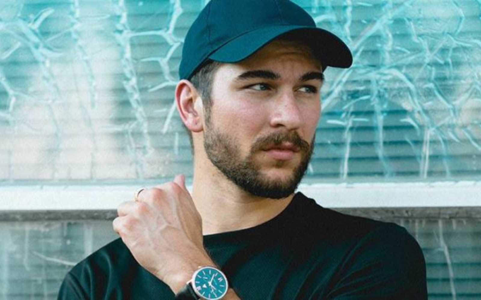 homme portant une casquette